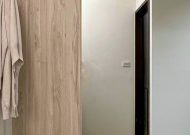 大面穿衣鏡使空間看起來更寬敞。