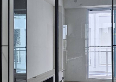 以玻璃黑鐵滑門作為臥室門片。