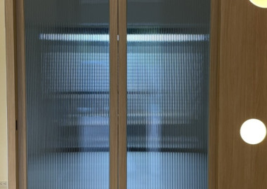 玄關規劃透光造型推拉門區隔裡外空間。