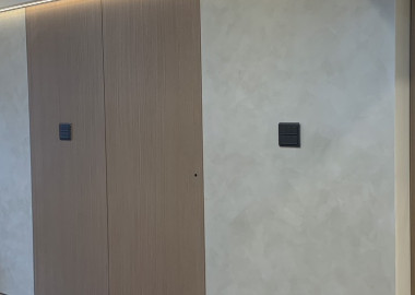 從餐廳往客廳方向視角。