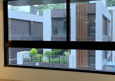 沿窗規劃地板下收納臥榻。