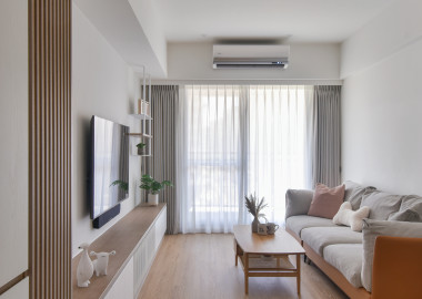 客廳淺灰的電視牆面呼應沙發背牆。
