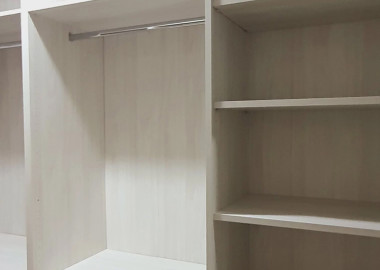 以開放式櫃體規劃獨立更衣間。