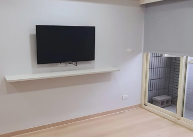 臥室保持簡單，以白牆和淺色木地板讓屋主未來自行添購家具。