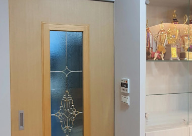 廚房以推拉門和餐廳區隔，並規劃餐邊櫃增加餐廳置物收納空間。
