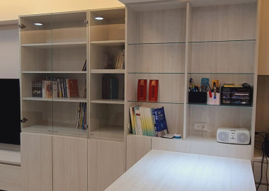 在客廳角落規劃開放式書房，櫃體結合桌子一體化設計。