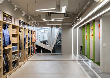 展示區以開放式的木質層架陳列商品。