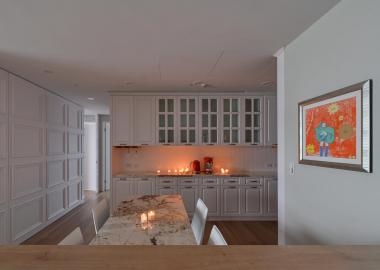 連結餐廳與廚房的餐邊收納櫃。