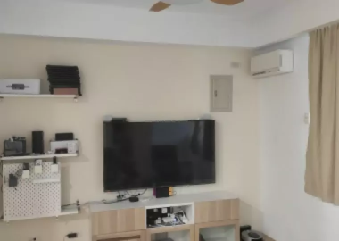 以矮櫃搭配層板規劃簡約電視牆。