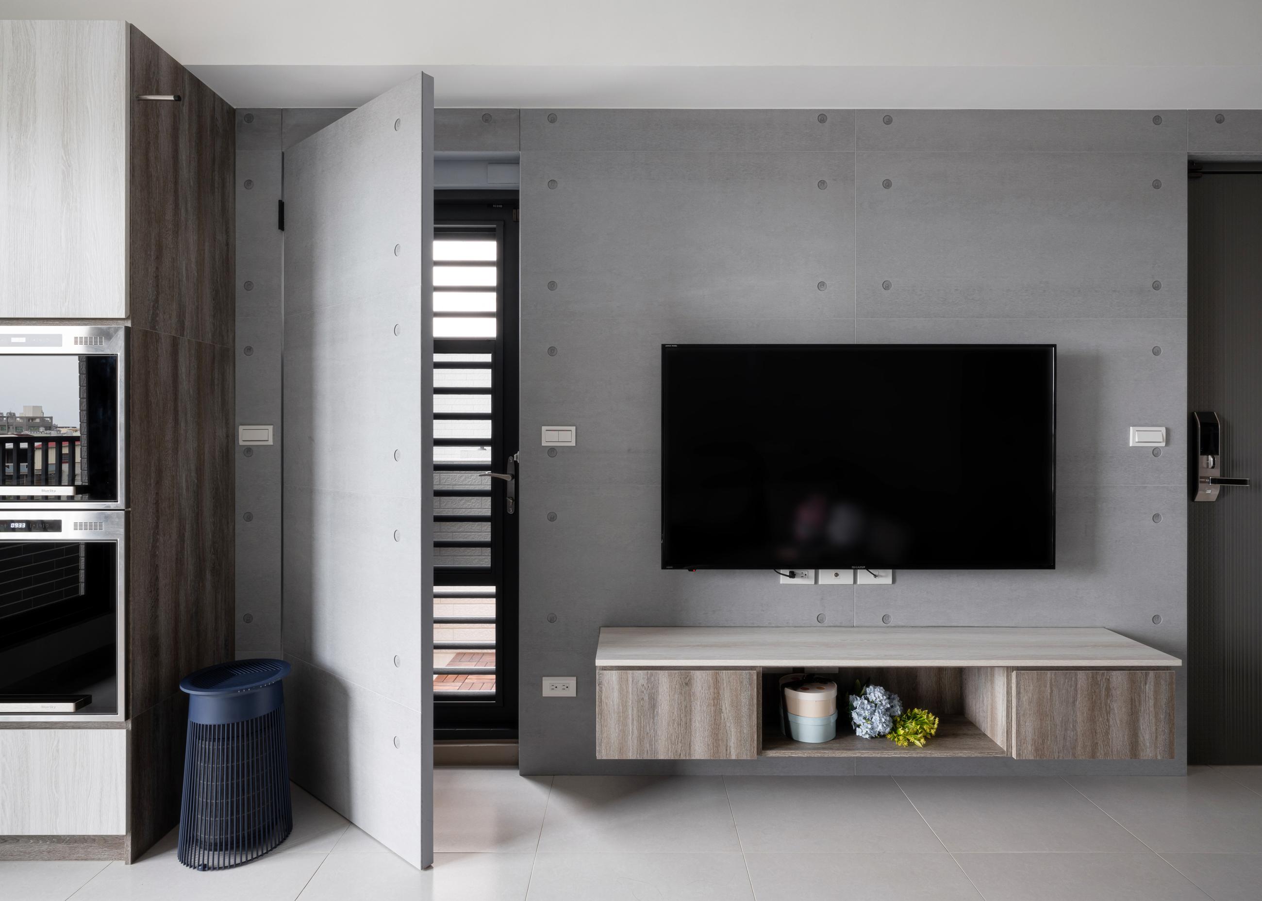 電視牆隱藏門開啟狀態