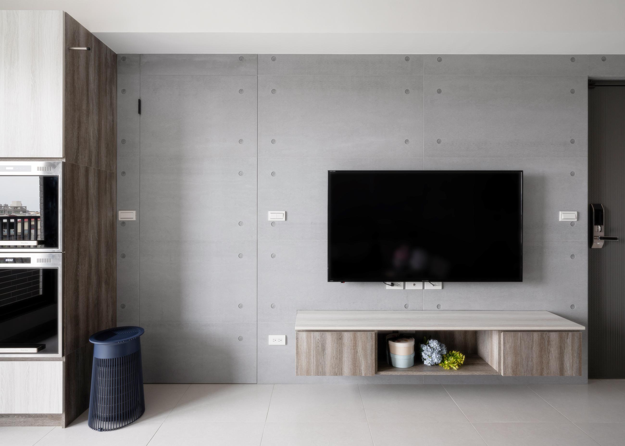 電視牆隱藏門關閉狀態