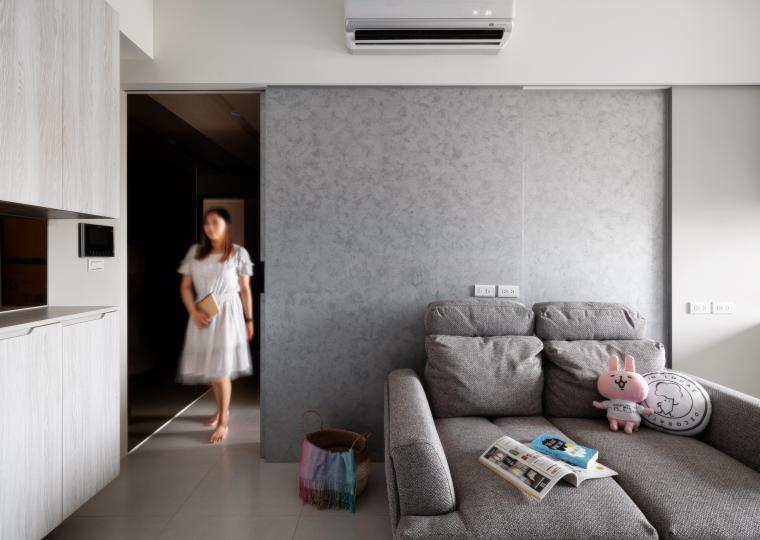 沙發牆隱藏門開啟狀態