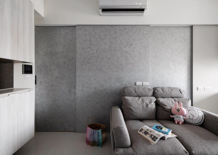 沙發牆隱藏門關閉狀態