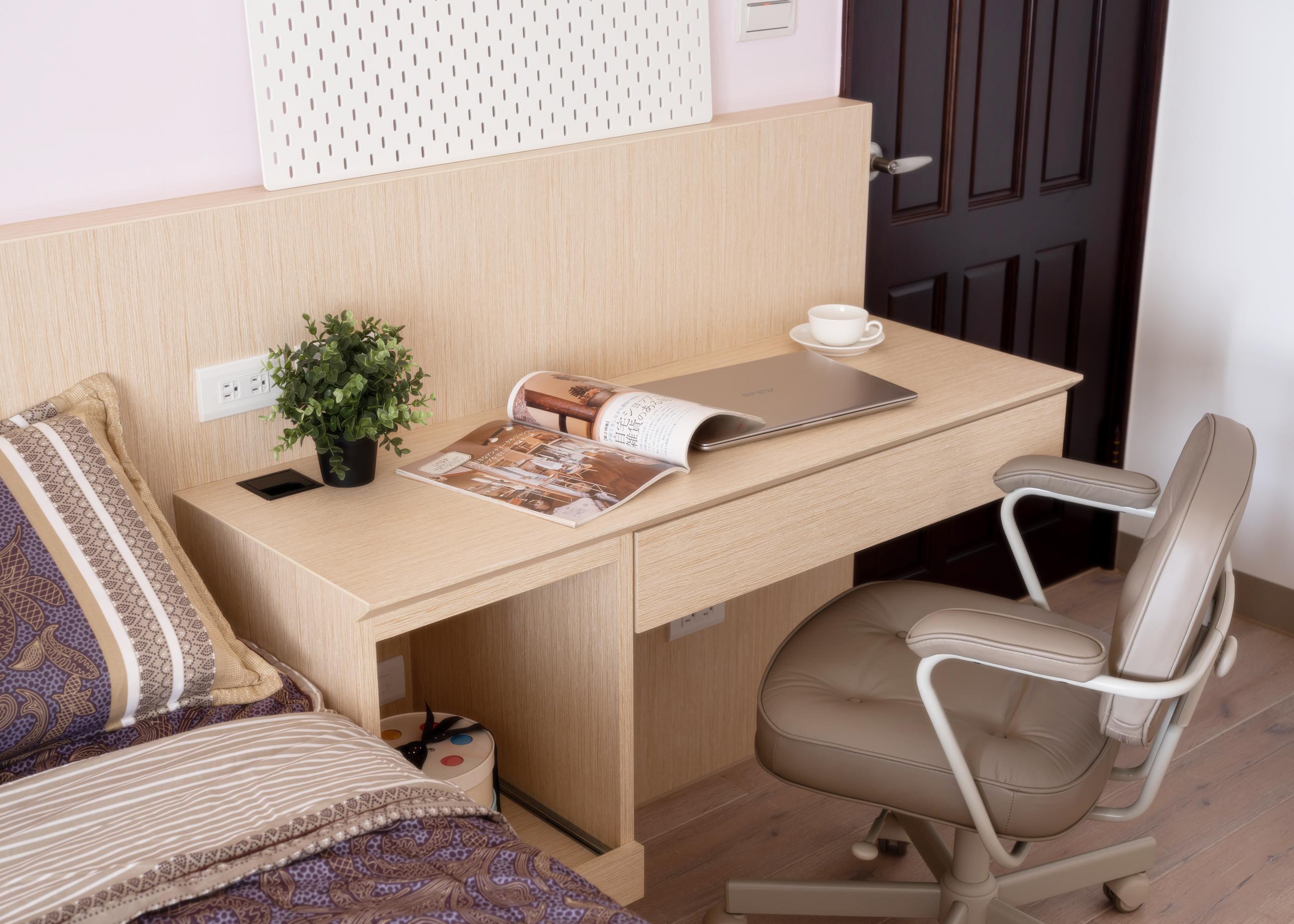 主臥室木作書桌