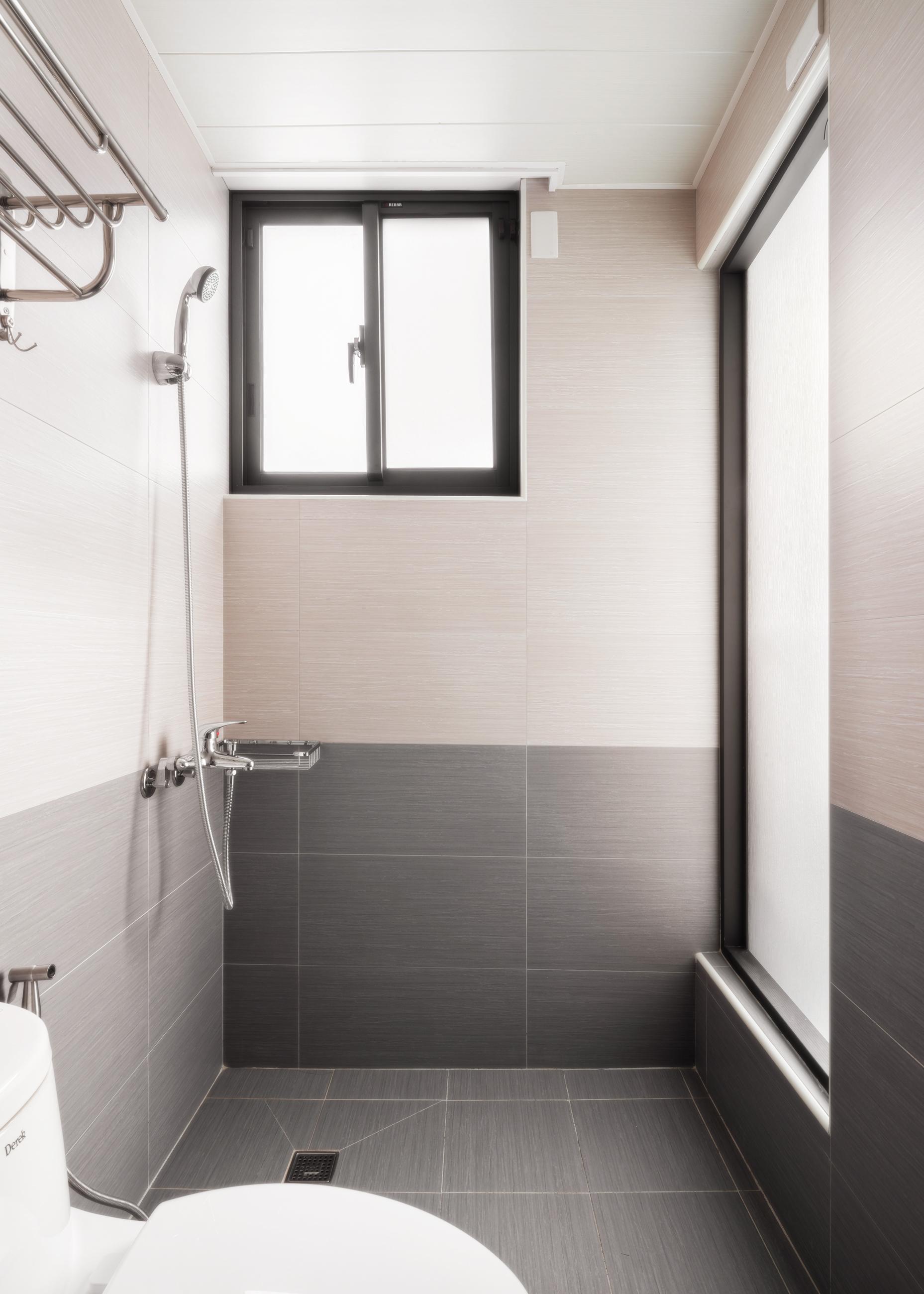 衛浴右側封玻璃