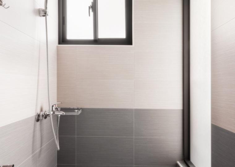 衛浴右側封玻璃