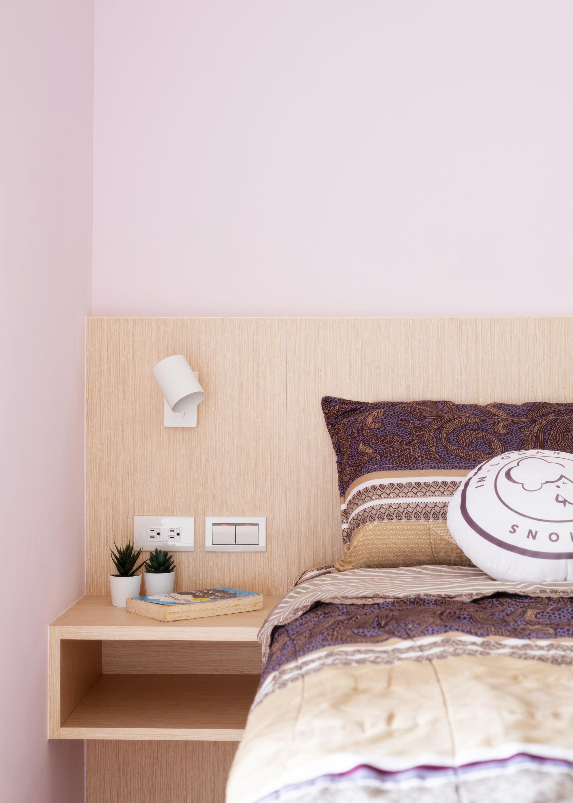 主臥室木作床頭櫃