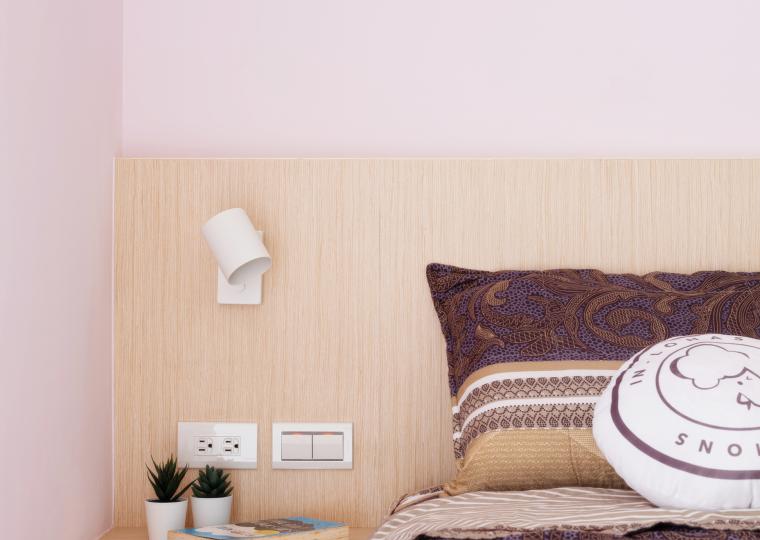 主臥室木作床頭櫃