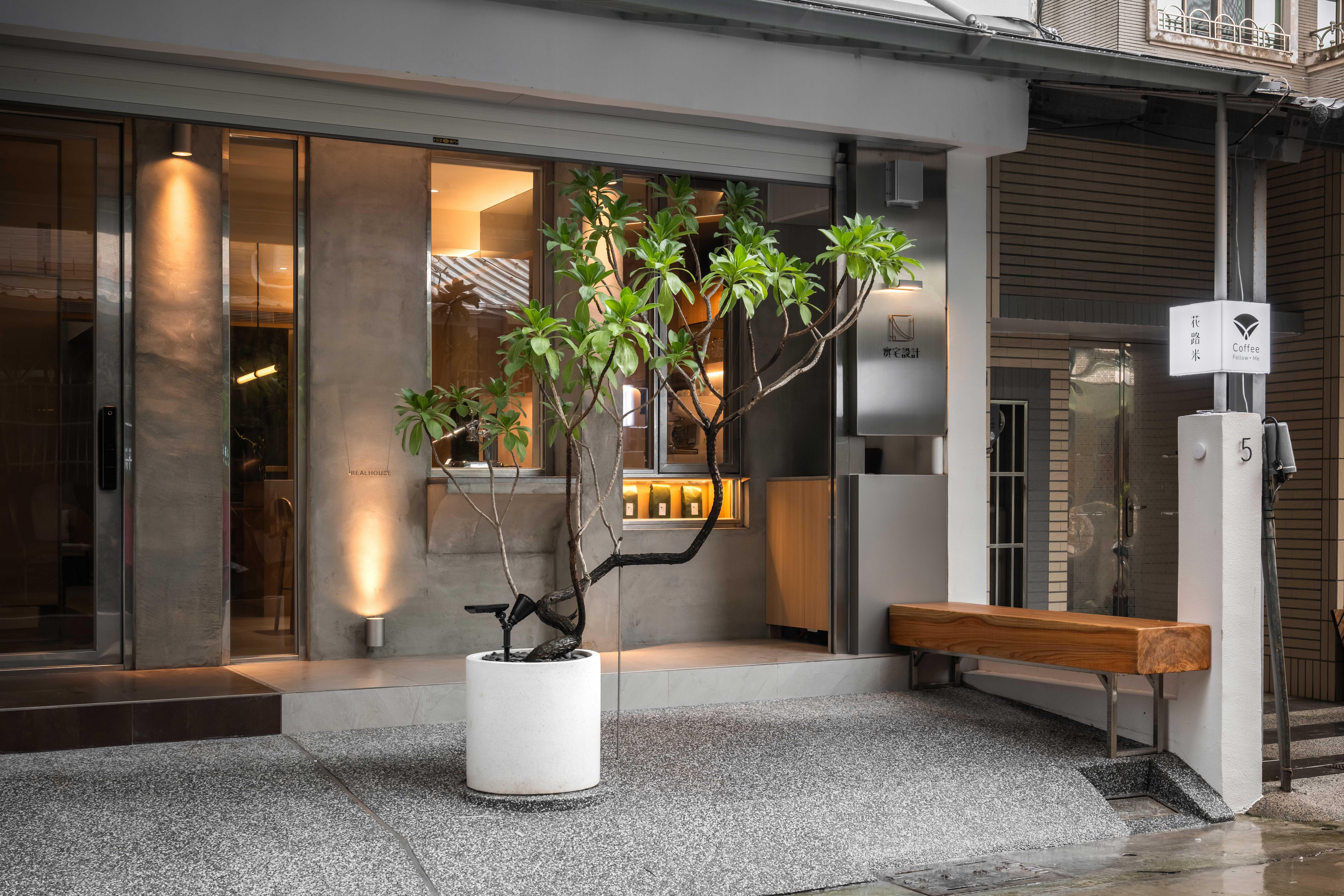 咖啡廳及南部公司入口