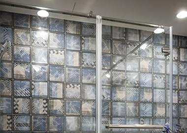 衛浴花磚不對花展現隨機自然的氣氛。