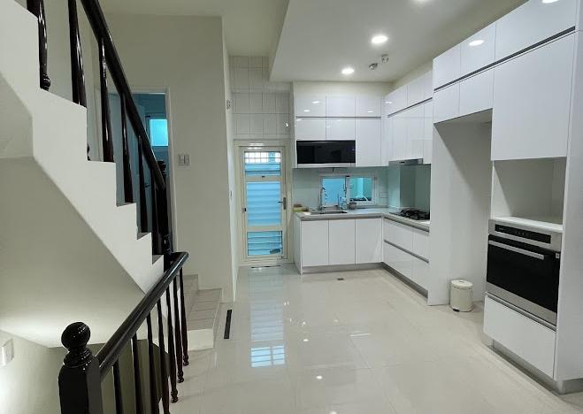 老師的家｜白色現代質感舊屋翻新