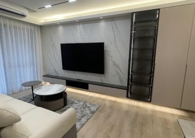 以雪白銀狐大理石搭配黑玻展示櫃打造質感電視牆。