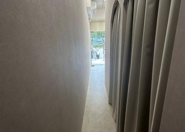 美容室外的廊道。