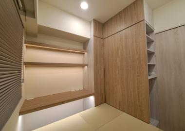 沿牆規劃桌板，下方鏤空可在架高榻榻米設置和室椅,就可作為書房。