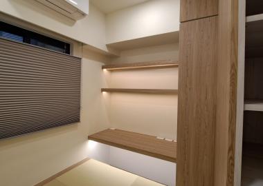 沿牆規劃桌板，下方鏤空可在架高榻榻米設置和室椅,就可作為書房。