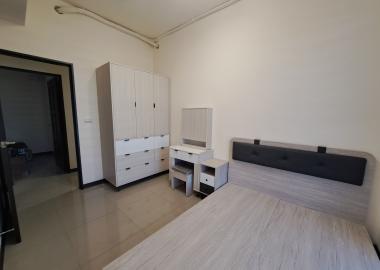 主臥挑選淺白色系木質床架、衣櫃及結合床頭櫃的化妝台。