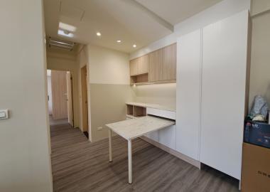 平時只有二人用餐時使用較小的檯面；客人來訪時可將餐桌展開為四人座。