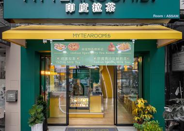 以透明玻璃推拉門，讓顧客可清楚看到店內拉茶作業，增加入內消費的動力。