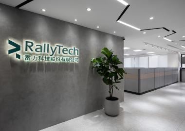 品牌LOGO結合燈光設計，並以灰色特殊漆牆面襯托科技現代的品牌調性。