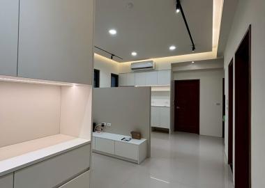從玄關往客廳、餐廳方向視角。