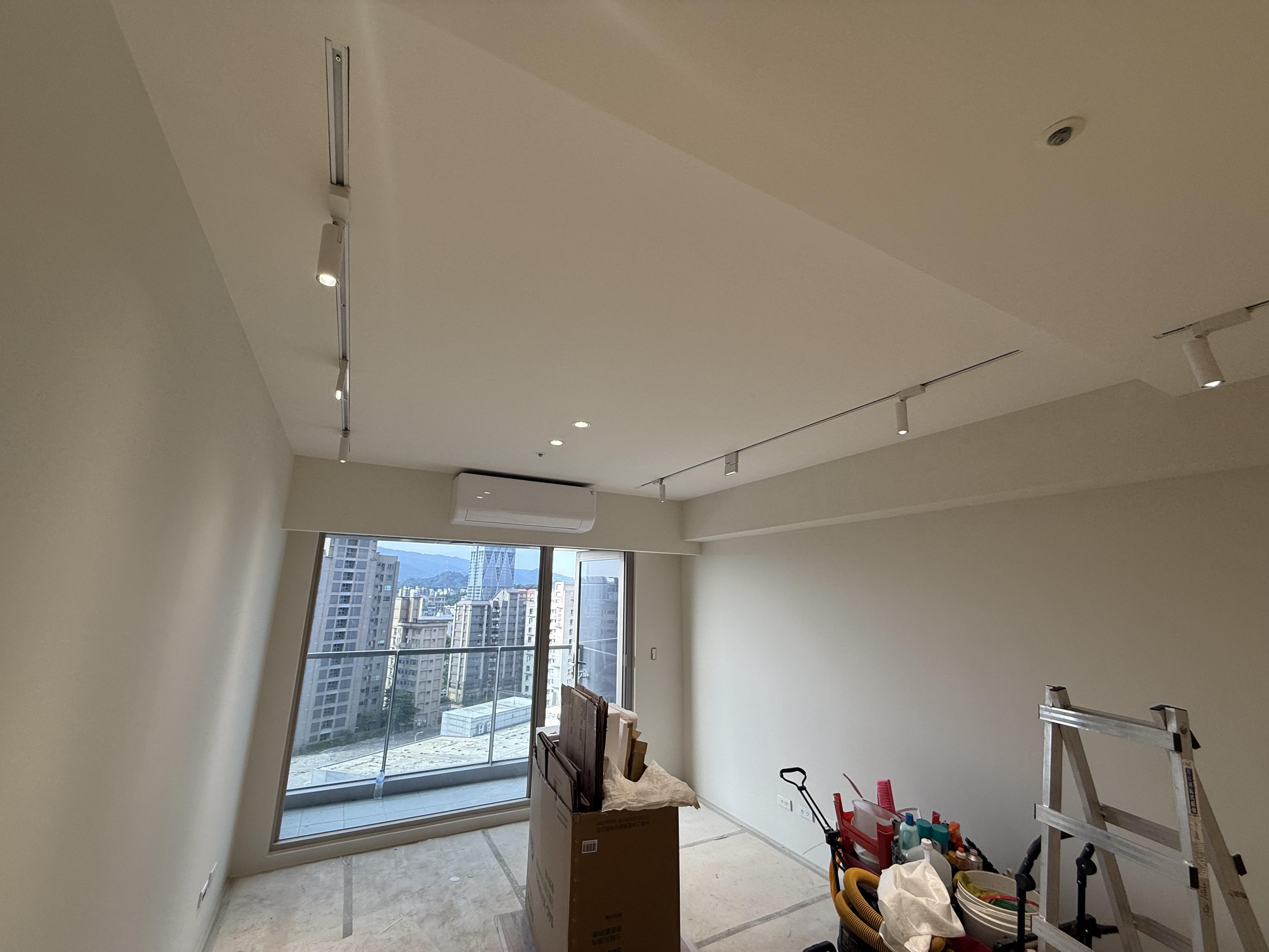 天花板整合燈具與窗簾盒，修飾管線與樑。