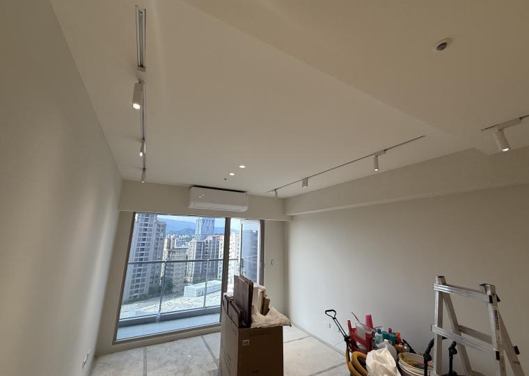 天花板整合燈具與窗簾盒，修飾管線與樑。