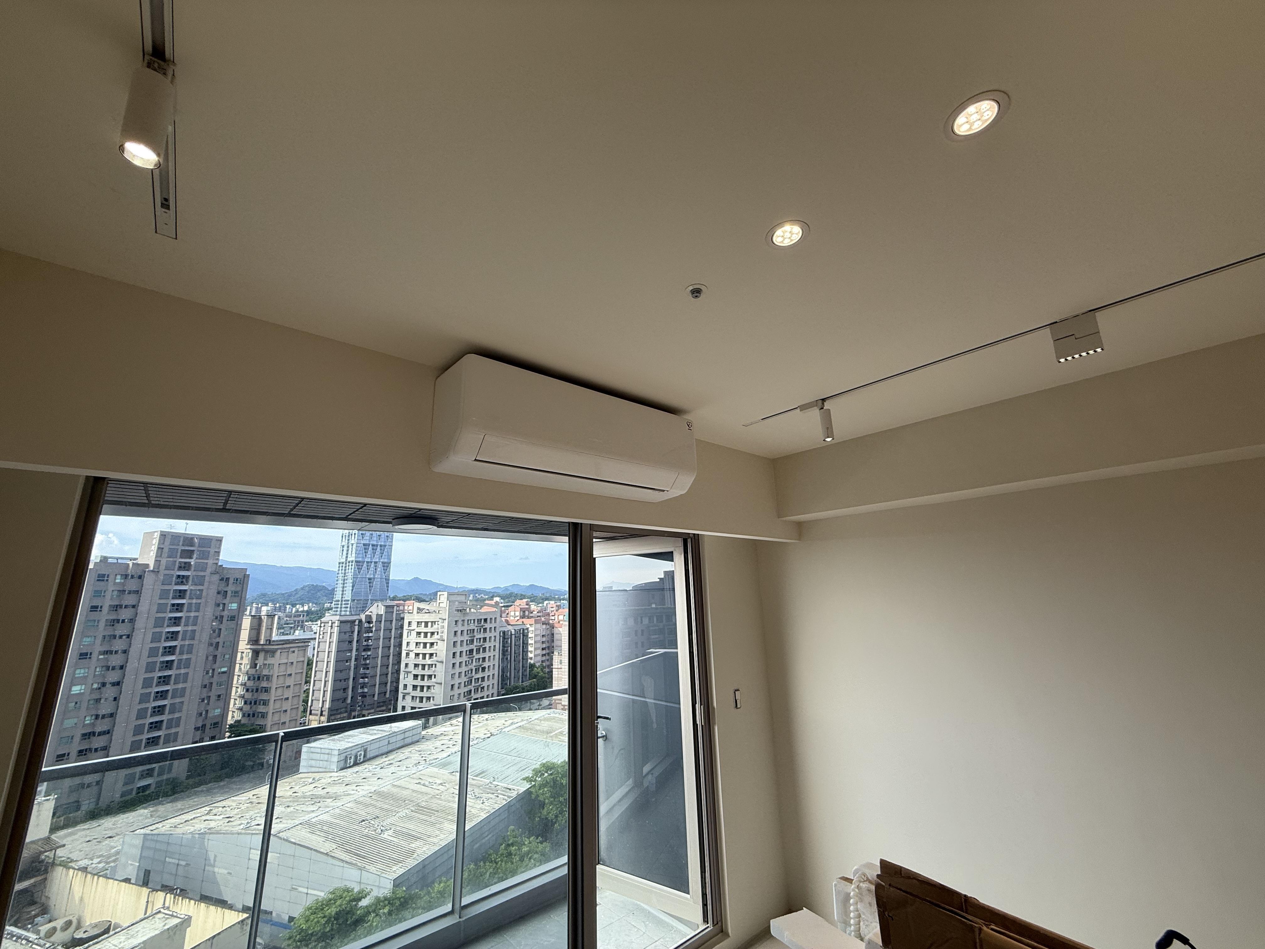 平釘天花板整合燈具與窗簾盒，修飾管線與樑。
