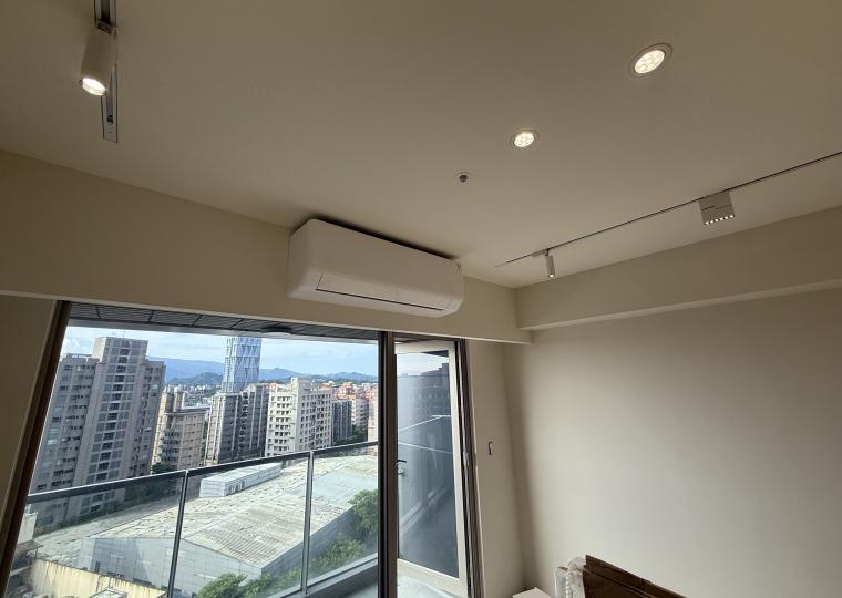 平釘天花板整合燈具與窗簾盒，修飾管線與樑。