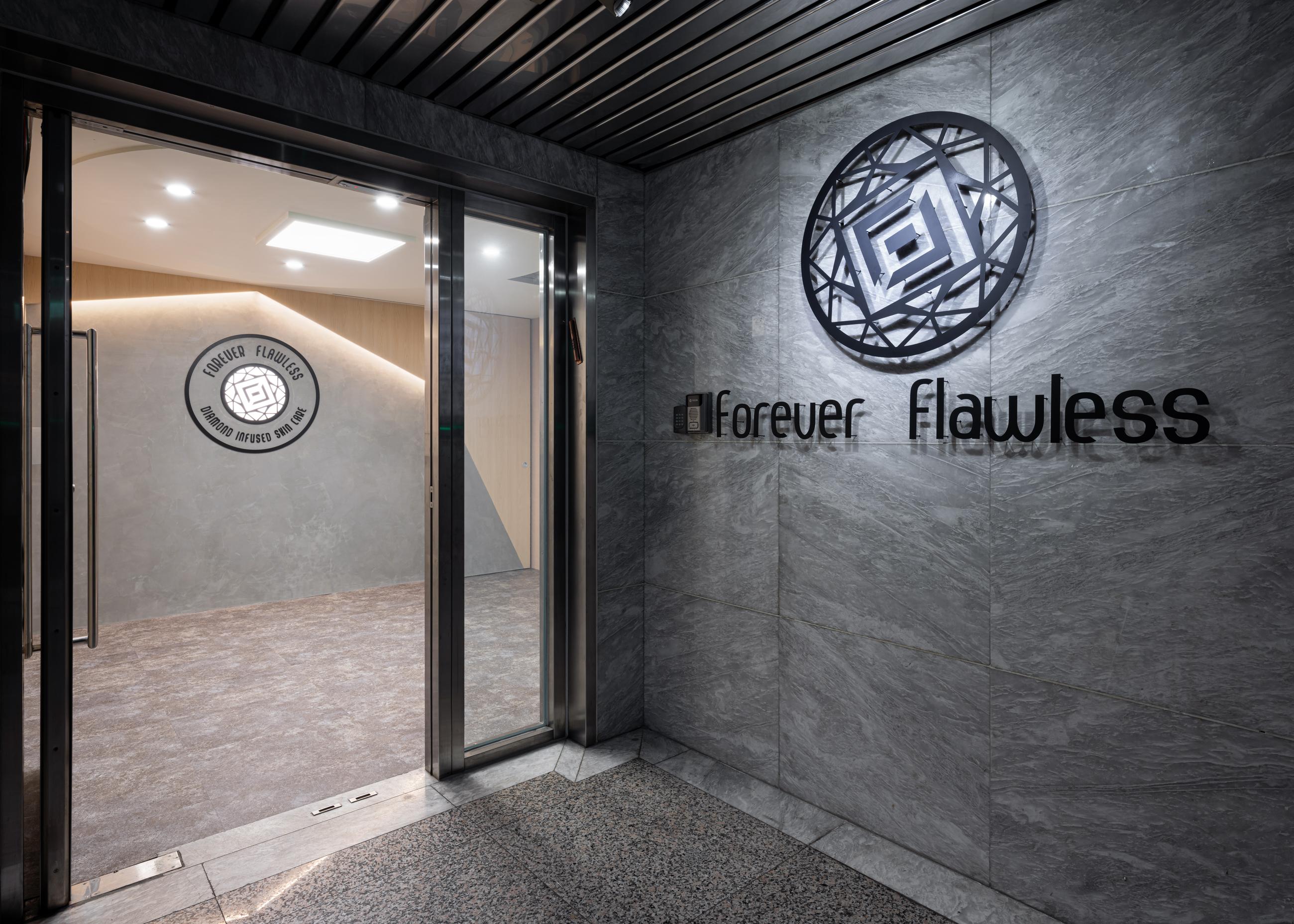 進入辦公室內部前的形象牆以灰色特殊漆搭配LOGO。