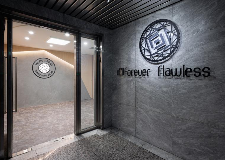 進入辦公室內部前的形象牆以灰色特殊漆搭配LOGO。
