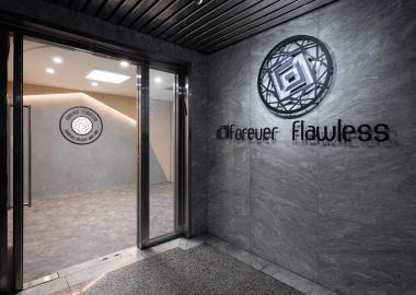 進入辦公室內部前的形象牆以灰色特殊漆搭配LOGO。