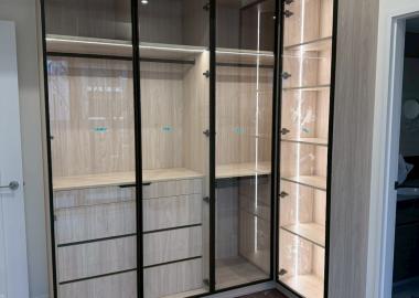櫃體施工照。