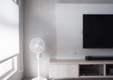 電視牆以藝術漆展現空間自然肌理。