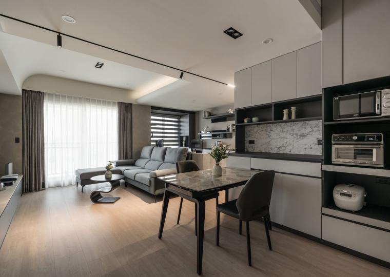 以黑白雙色規劃餐邊櫃，中段鏤空鋪貼石紋增添細部質感。