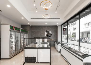 大片玻璃櫥窗讓過路客可直視整潔明亮的店內，提高入店的興趣。