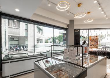將商品展示櫃置於窗邊與集中空間中心，創造自由走動的回字動線。