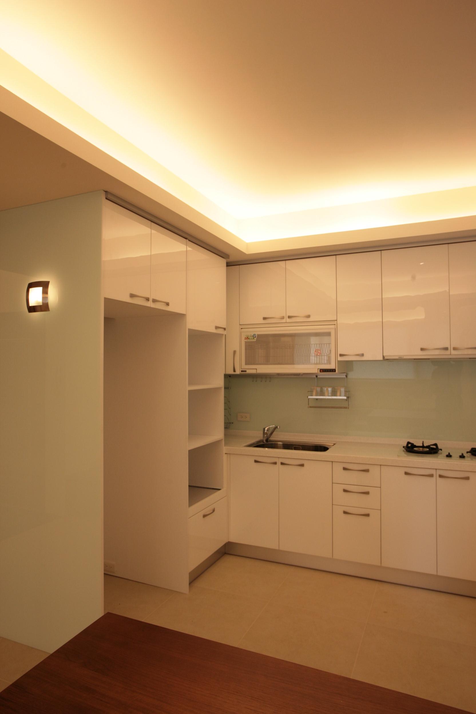 白膜玻璃搭配白烤漆廚具