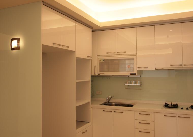 白膜玻璃搭配白烤漆廚具