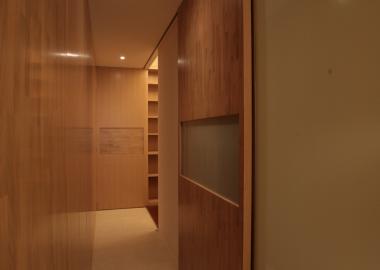 書房入口門遮住走廊書櫃