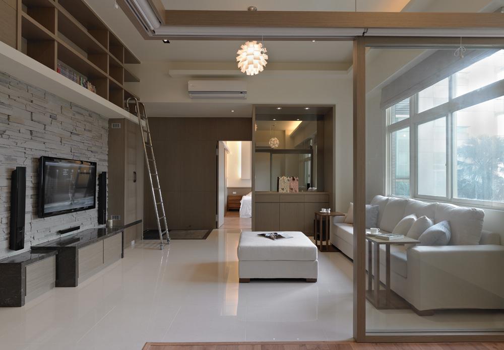 客廳保留建築原始挑高，讓小坪數空間顯得開闊。
